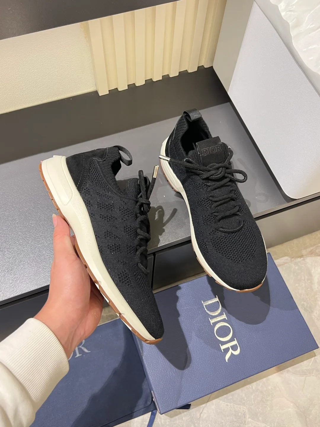 p380 Dior B80 sneakers are a new product of Dior men's series, focusing on comfort and fashion. The upper is made of breathable mesh + fabric splicing, which is lightweight and fits the shape of the foot, making it super comfortable for daily wear. The sole is made of rubber, which has great grip and wear resistance, and is suitable for commuting or light sports. The overall style is simple, the gray tone is versatile, and the shoelaces are adjustable for a more stable fit. Designed by Kim Jones, it is both practical and trendy. It is one of the new hot items in early spring①. size: 38-45 (45 customized)